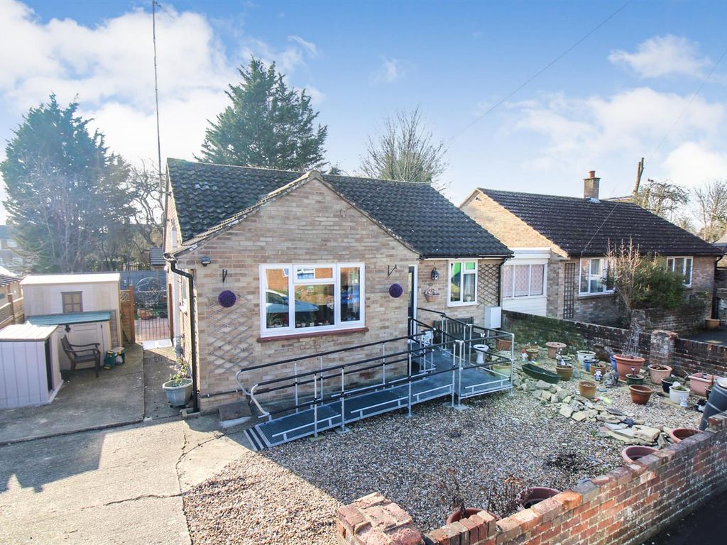 2 bed bungalow for sale in Leyfield Road, Aylesbury HP21 Zoopla