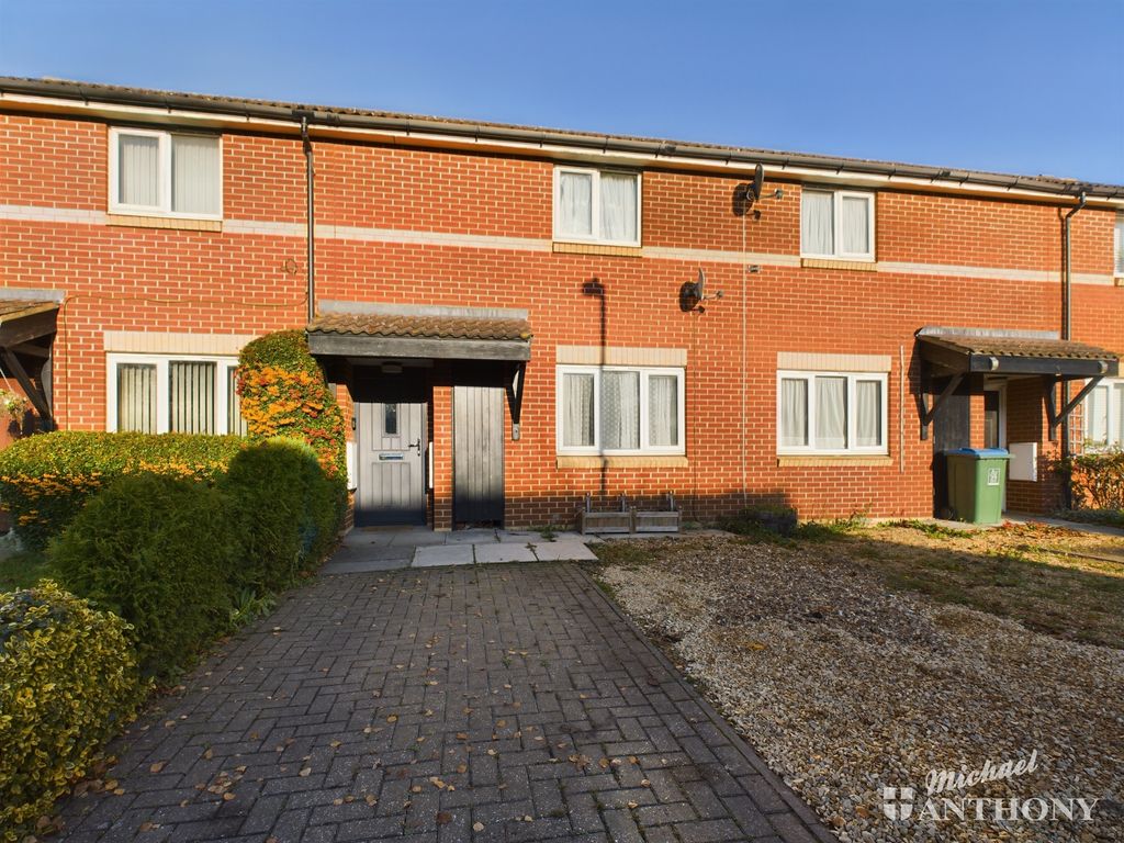 2 bed terraced house for sale in Bracken Way, Aylesbury