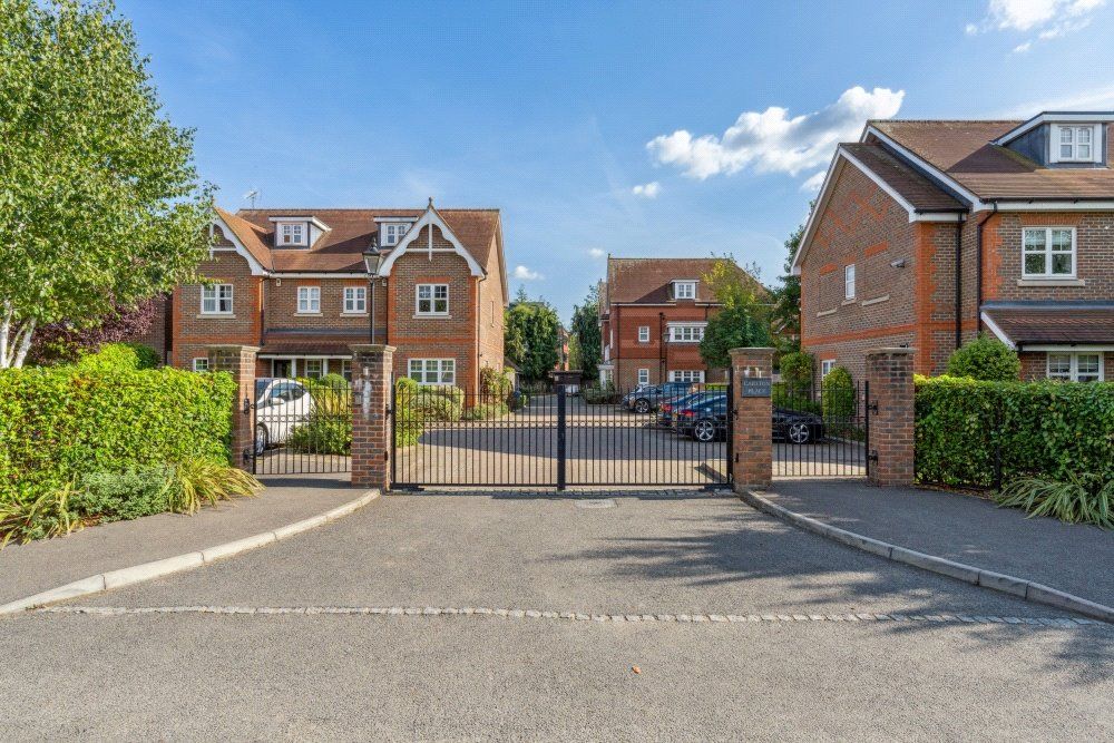 2 bed flat for sale in Carlton Place, Marlow SL7, £400,000 Zoopla