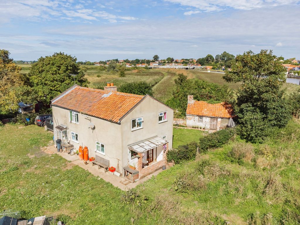 6 bed detached house for sale in Low Road, Norton Subcourse NR14, £