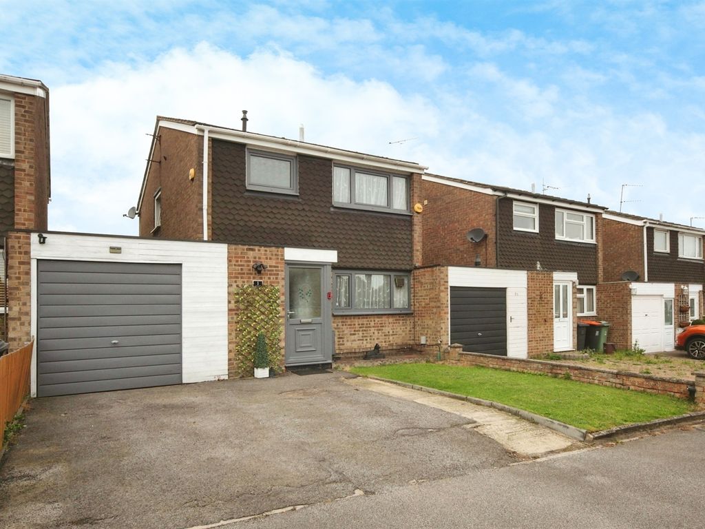 4 bed detached house for sale in Linden Road, Dunstable LU5, £375,000