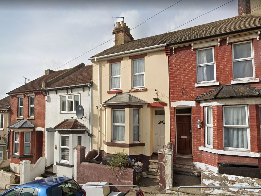 3 bed terraced house for sale in Institute Road, Chatham ME4, £200,000