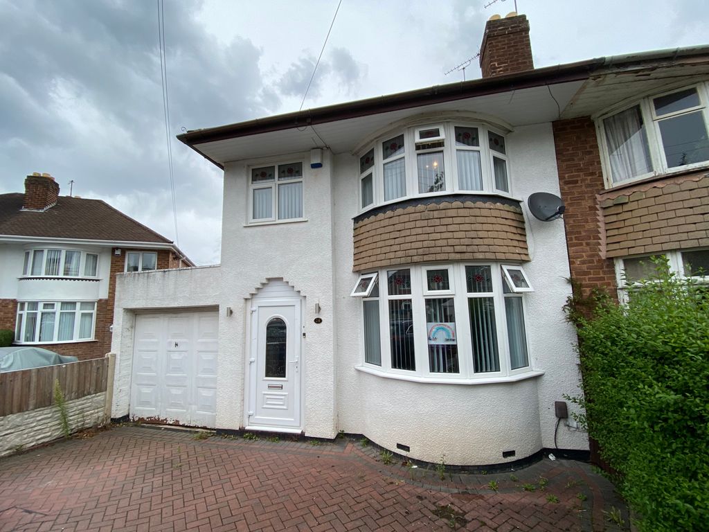 3 bed semidetached house to rent in Scott Avenue, Penn, Wolverhampton