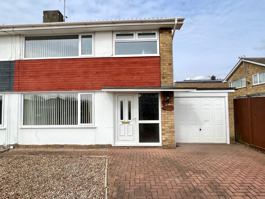 3 bed semidetached house to rent in Deramore Drive, Badger Hill, York