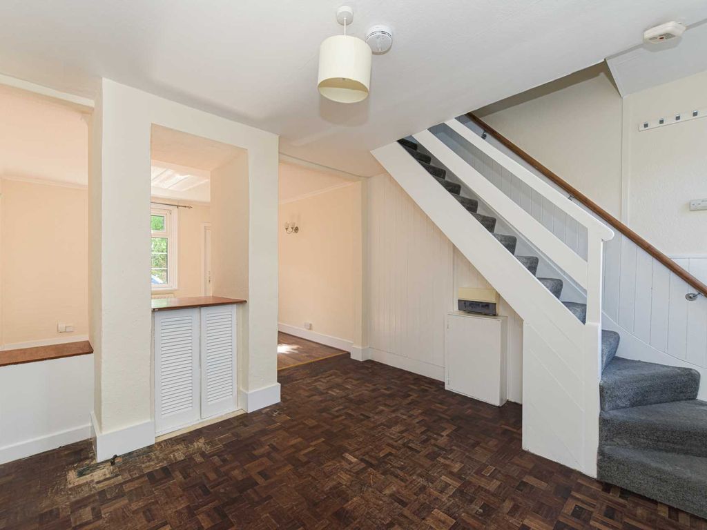 2 bed property to rent in Beaconsfield Place, Epsom KT17, £1,600 pcm