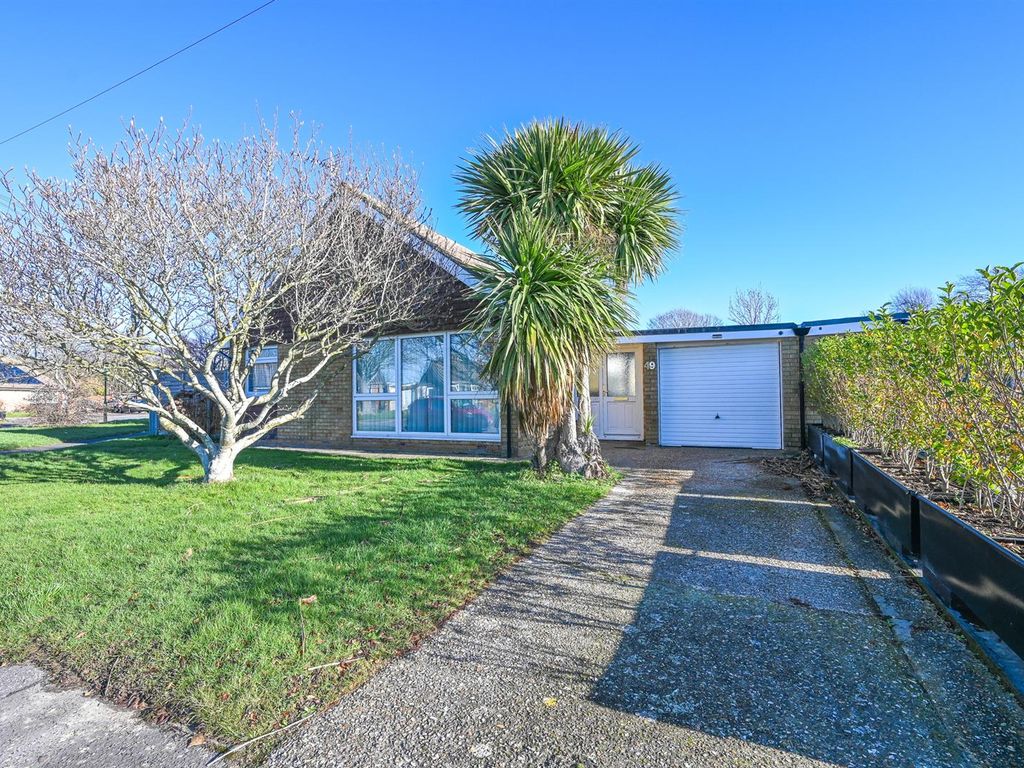 3 bed detached bungalow to rent in Marlborough Court, West Meads