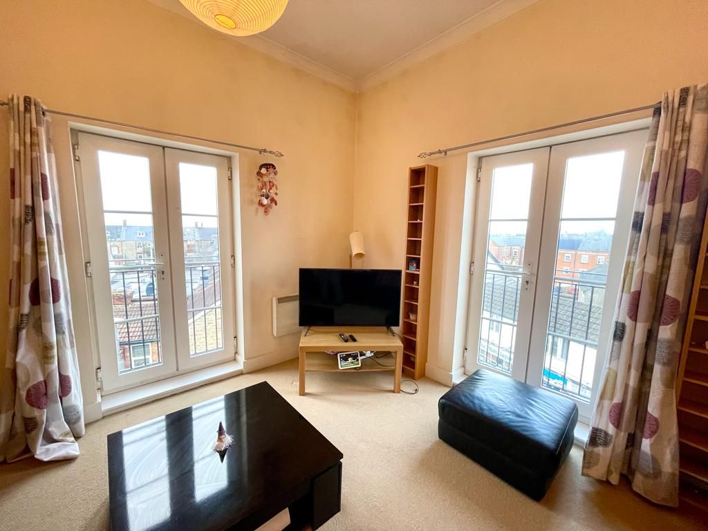 2 bed flat to rent in Bradford Road, Swindon SN1, £1,150 pcm Zoopla
