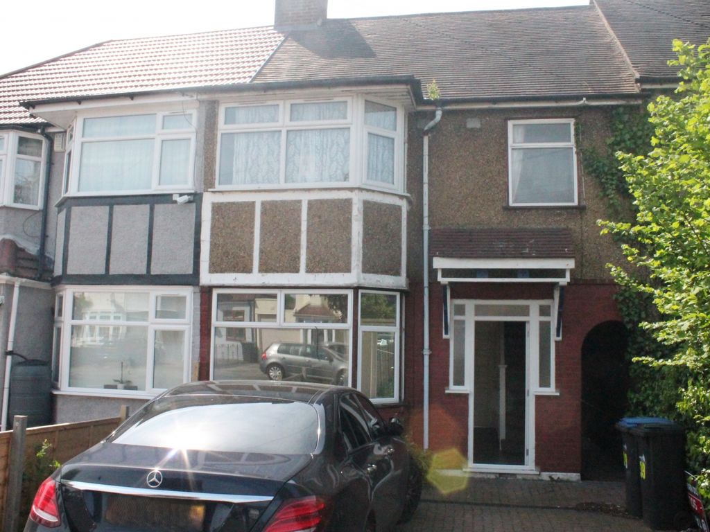 4 bed end terrace house to rent in Chestnut Road, Enfield EN3, £2,300