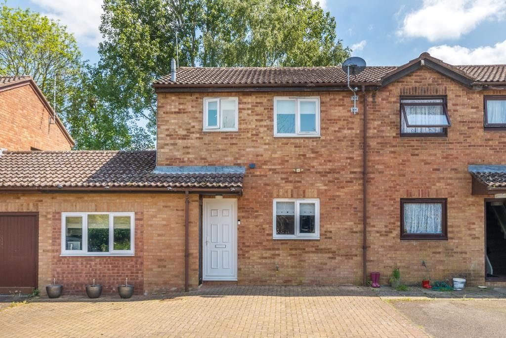 3 bed semidetached house for sale in Steeple Claydon, Buckinghamshire