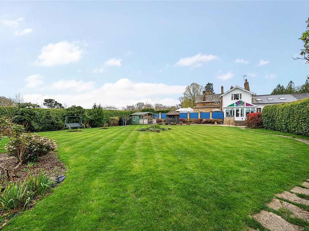 4 bed end terrace house for sale in Reading Road, Burghfield Common