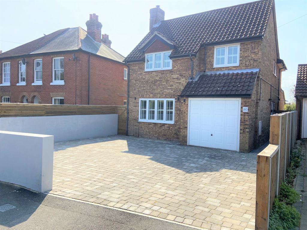 4 bed detached house to rent in Crescent Road, Locks Heath, Southampton SO31, £1,900 pcm Zoopla