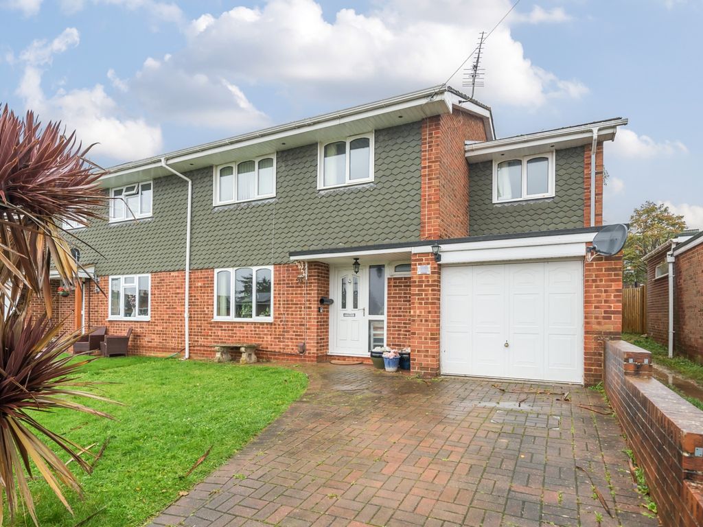 4 bed semidetached house for sale in Home Farm Gardens, Charlton