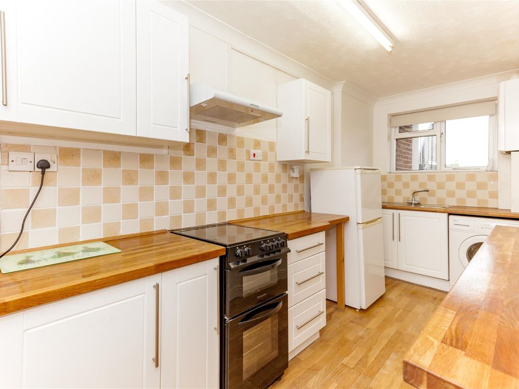 2 bed flat to rent in Savile Way, Grove, Wantage OX12, £900 pcm Zoopla