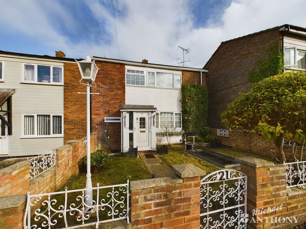 3 bed terraced house for sale in Fairfax Crescent, Aylesbury HP20, £