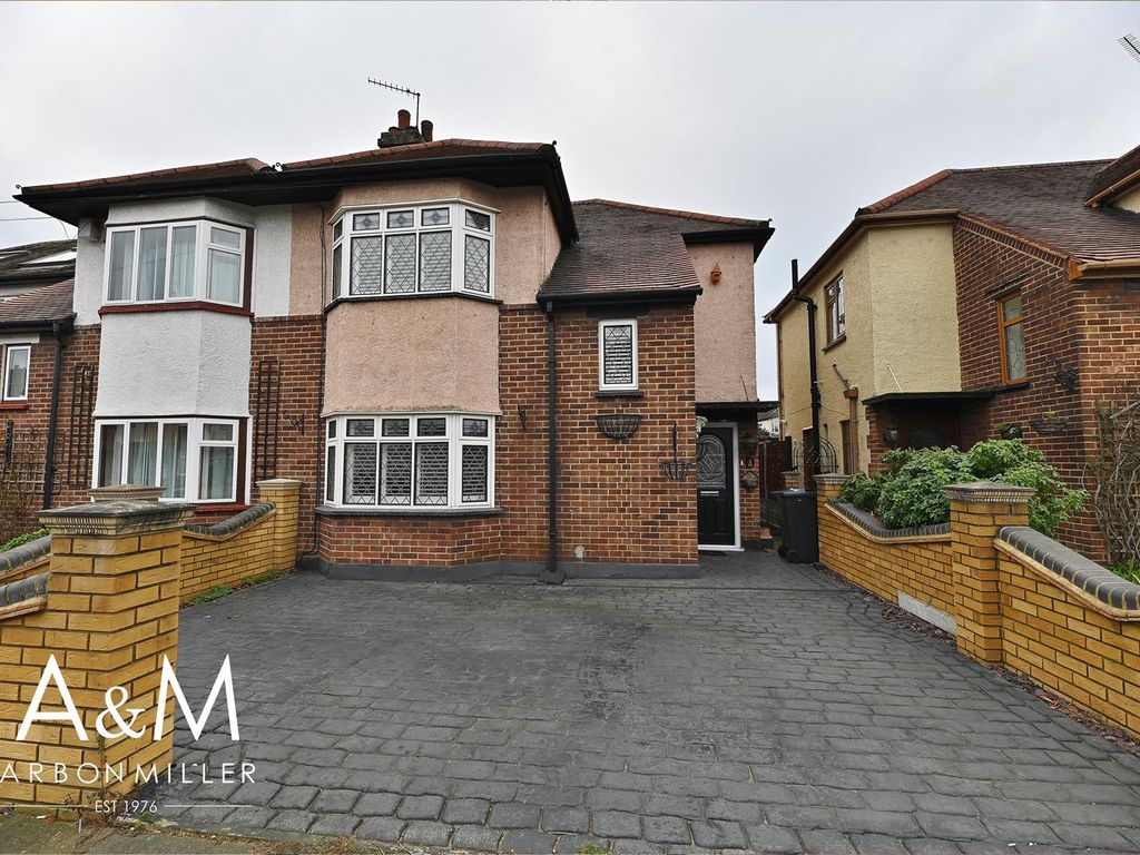 3 bed semidetached house for sale in Newcastle Avenue, Ilford IG6, £