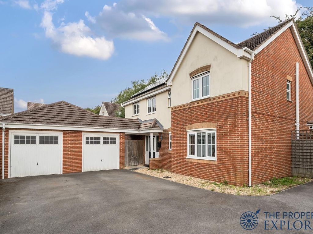 4 bed detached house for sale in Ferndown Close, Beggarwood