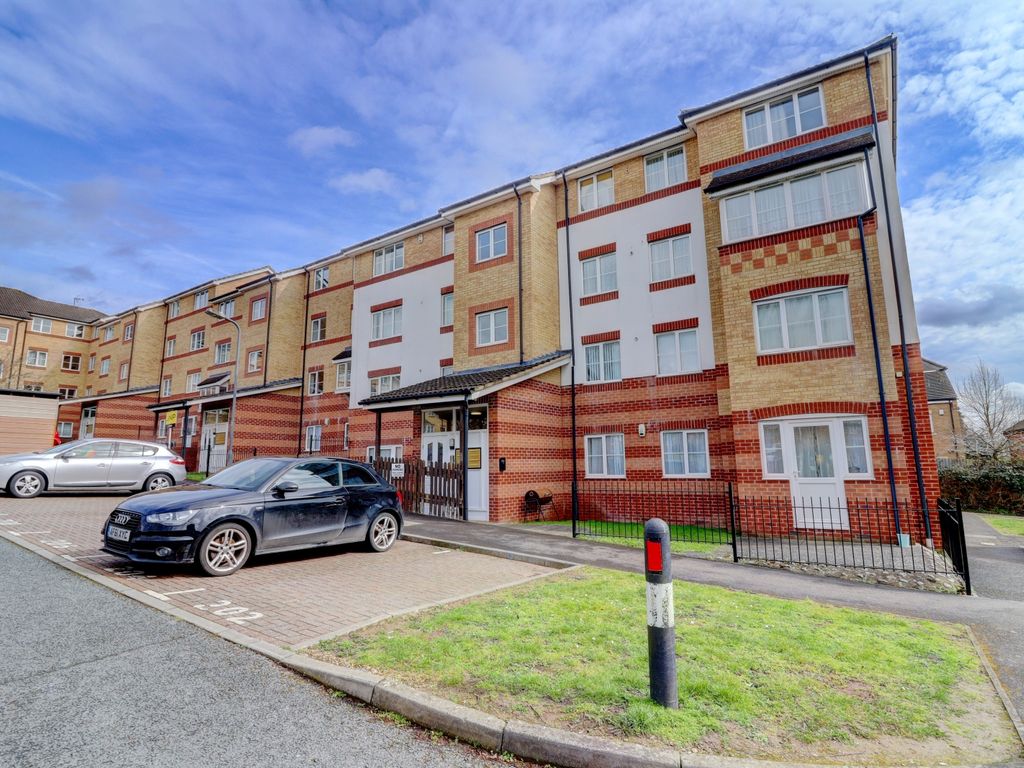 2 bed flat for sale in Peatey Court, Princes Gate, High HP13