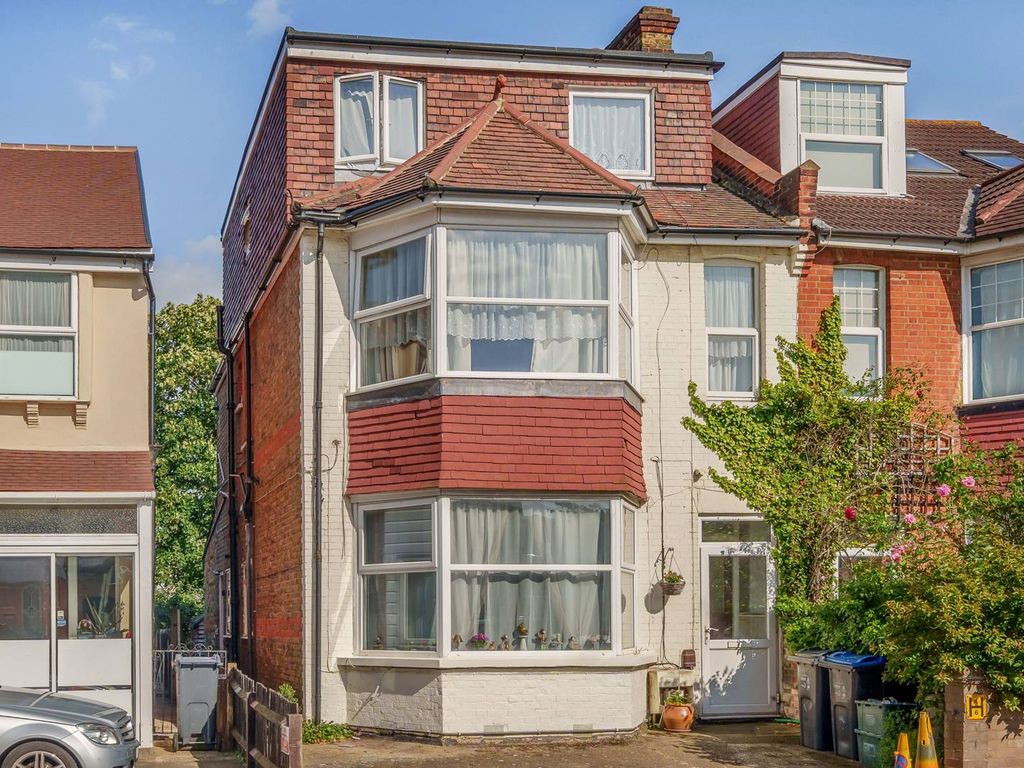 2 bed for sale in Claremont Avenue, Motspur Park, New Malden