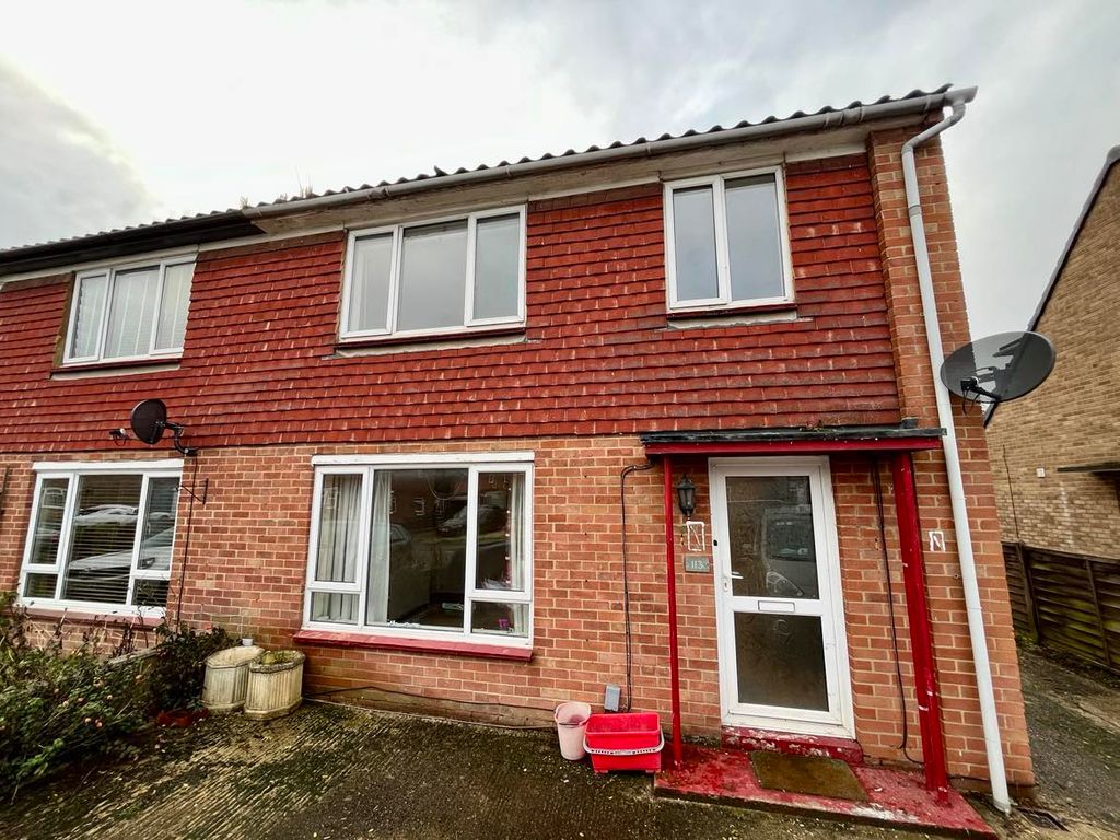 3 bed semidetached house to rent in Park Avenue, Thatcham RG18, £1,600