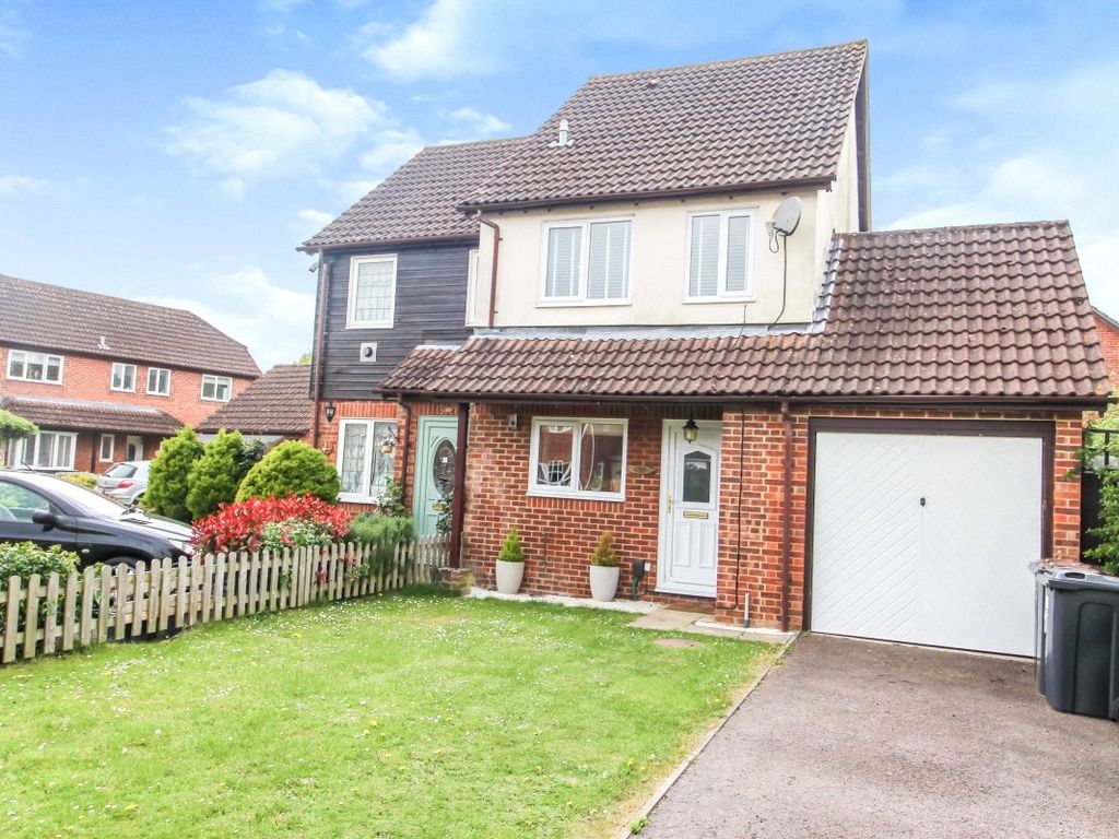 2 bed semidetached house for sale in Mallard Close, Andover, Hampshire