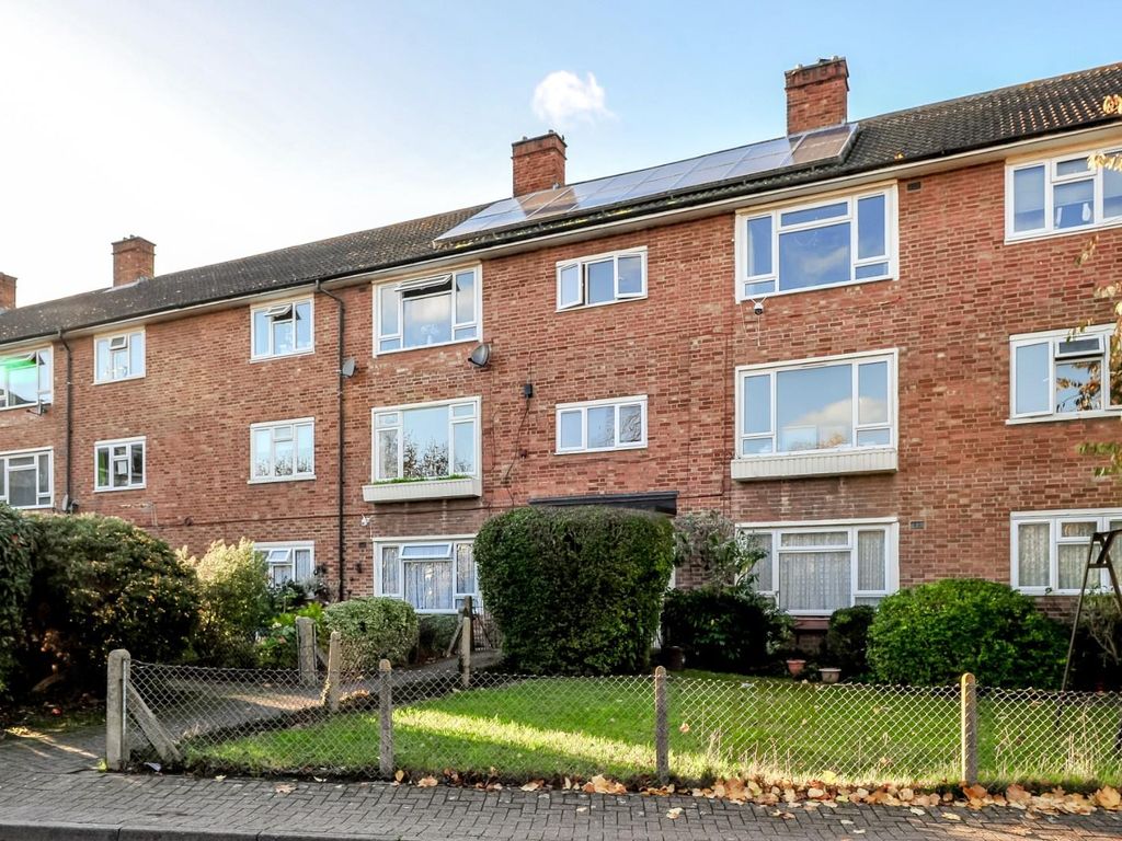 2 bed flat to rent in North Orbital Road, Denham, Uxbridge UB9, £1,495