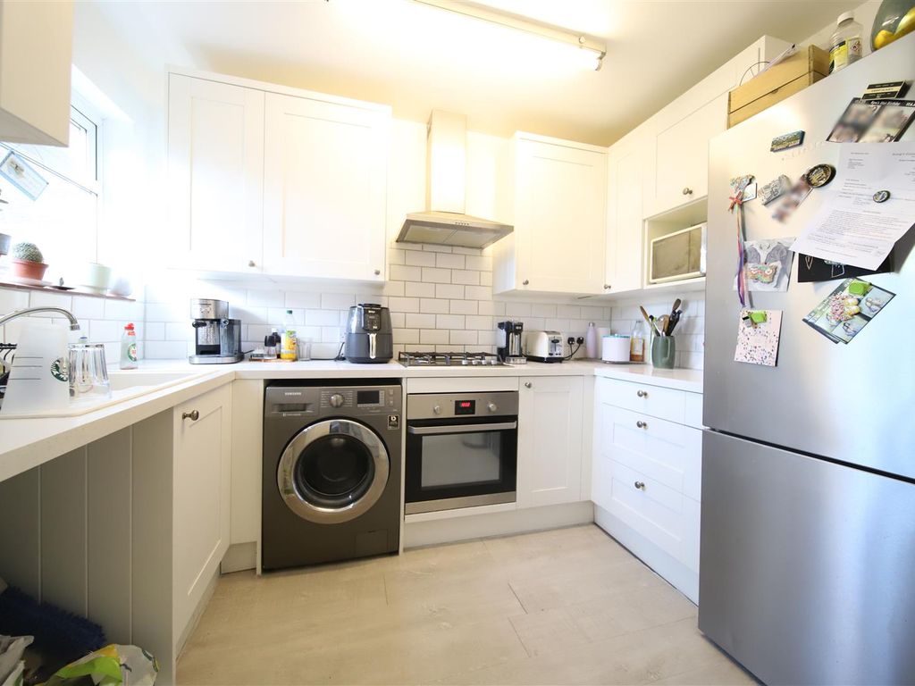 3 bed flat for sale in Onslow Parade, Hampden Square, London N14, £