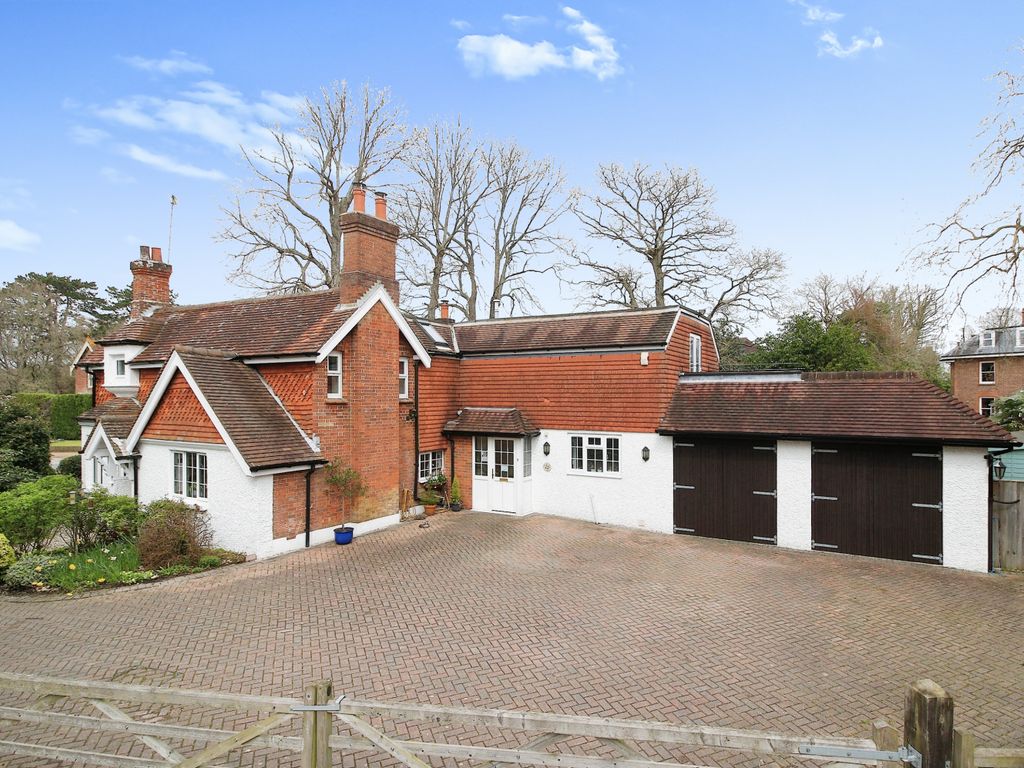5 bed detached house for sale in Maynards Green, Heathfield TN21, £