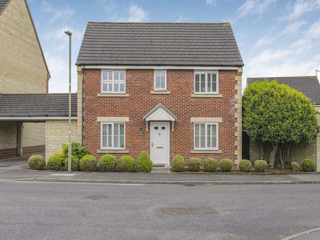 3 bed detached house for sale in Grebe Road, Bicester OX26, £425,000