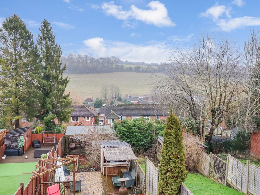 3 bed semidetached house for sale in Lynton Road, Chesham