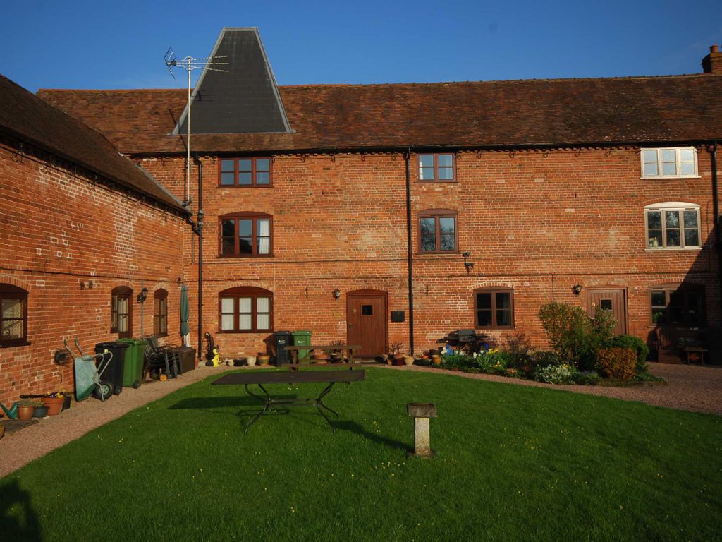 3 bed terraced house to rent in Priors Court, Staplow, Hollow Lane