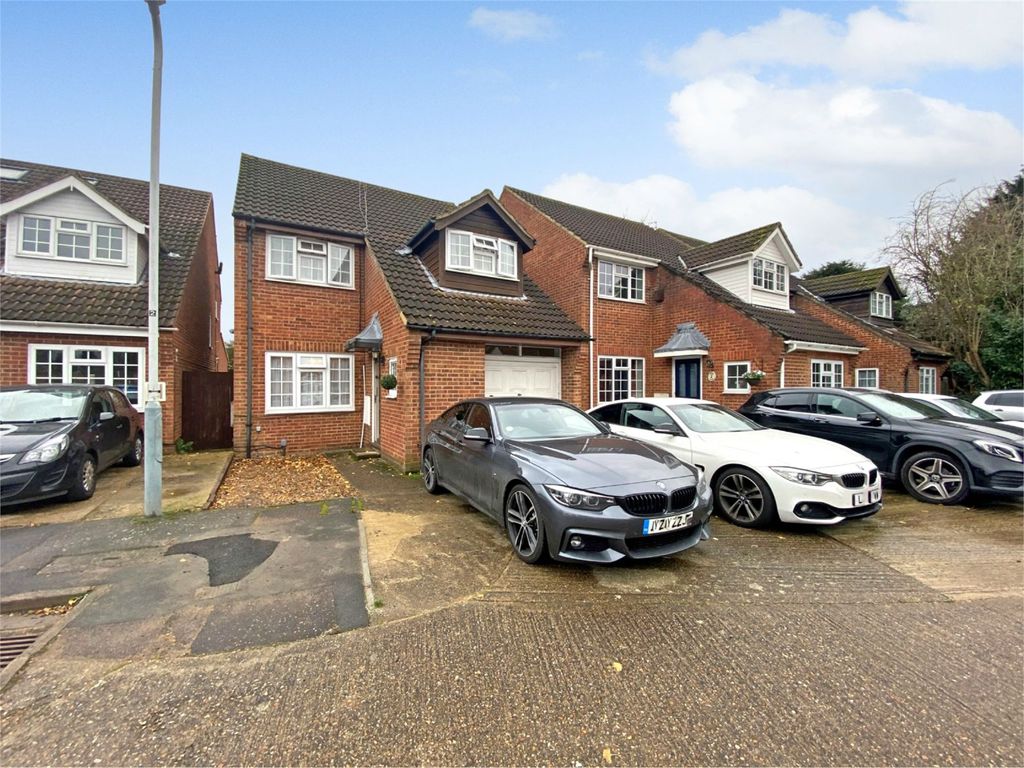 3 bed detached house to rent in Penn Close, Cowley, Uxbridge UB8, £