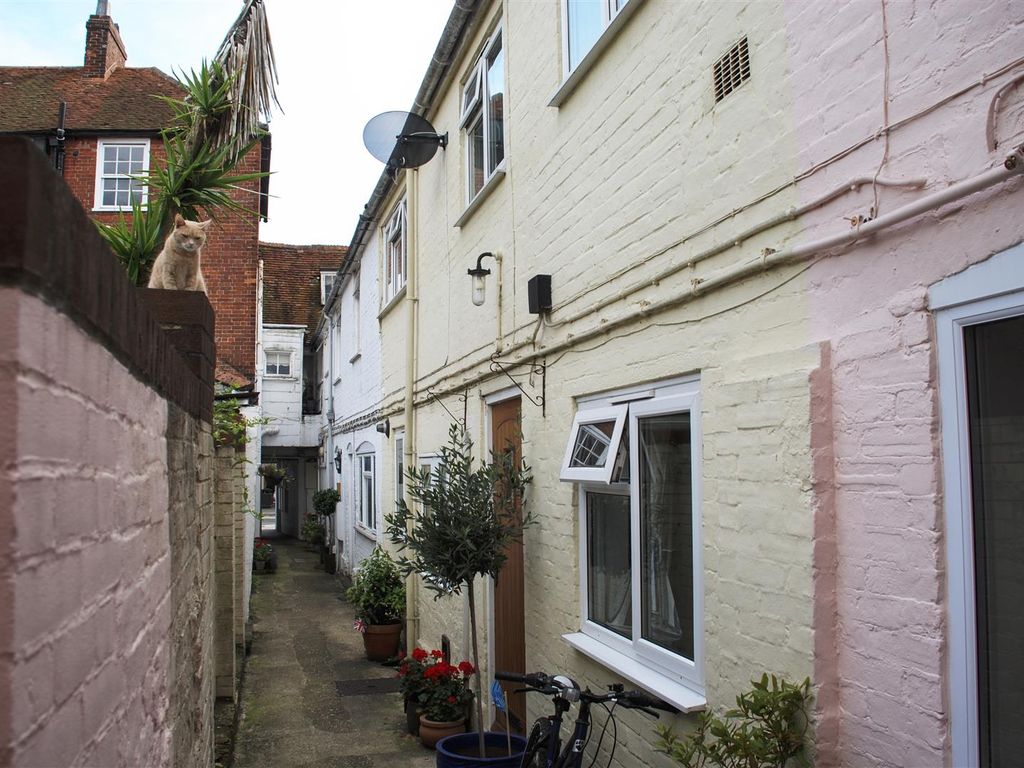 2 bed terraced house to rent in High Street, Lymington SO41, £925 pcm
