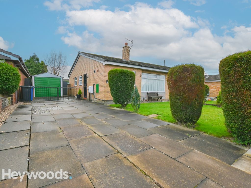 3 bed semidetached bungalow for sale in Clermont Avenue, Hanford