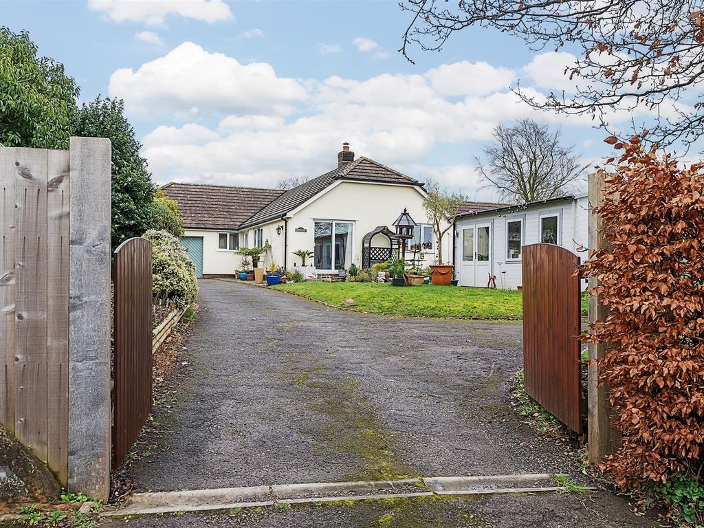 3 bed detached bungalow for sale in Barrow Road, Payhembury, Honiton