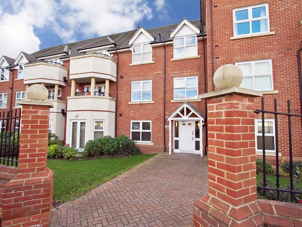 2 bed flat to rent in Cheriton Lodge, Pembroke Road, Ruislip HA4, £