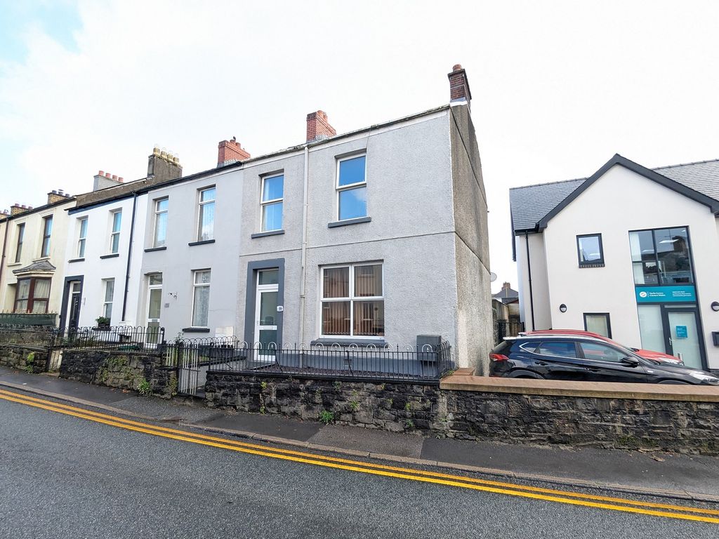 3 bed end terrace house to rent in Francis Terrace, Carmarthen