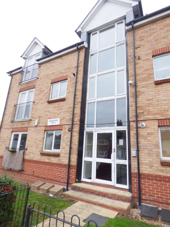 2 bed flat to rent in Southend Road, StanfordLeHope SS17 Zoopla
