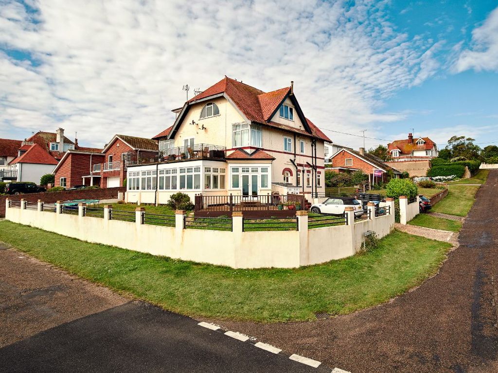 2 bed flat to rent in Cliff Promenade, Broadstairs CT10, £1,400 pcm