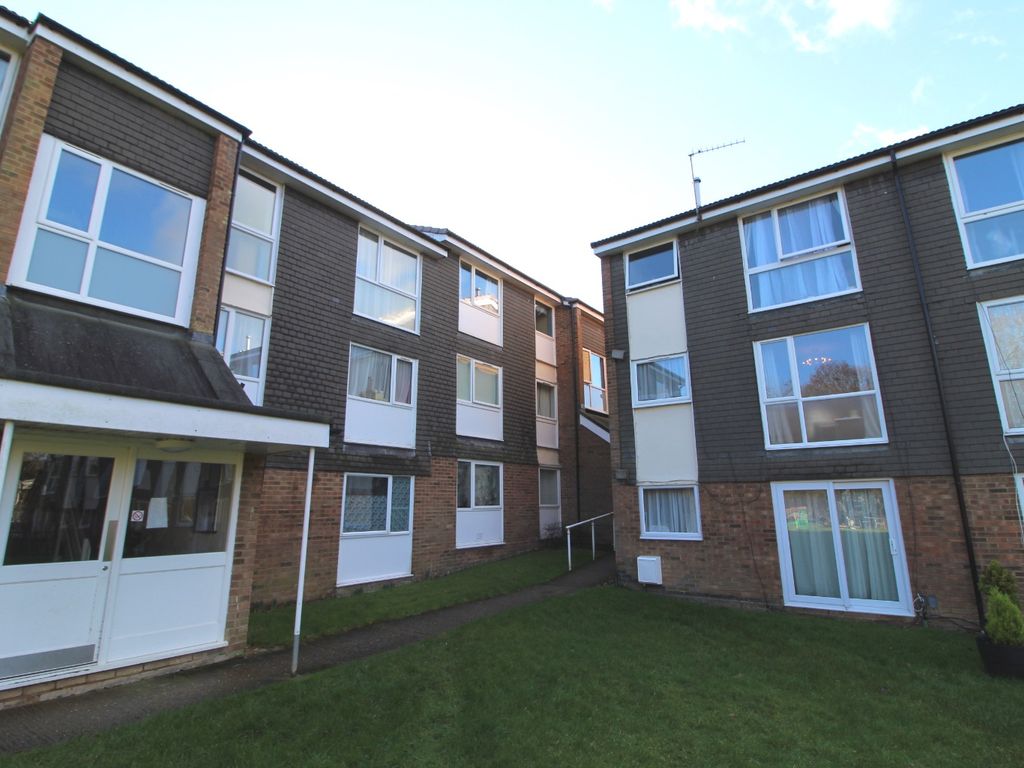 2 bed flat to rent in Cuffley Court, Hemel Hempstead, Hertfordshire HP2
