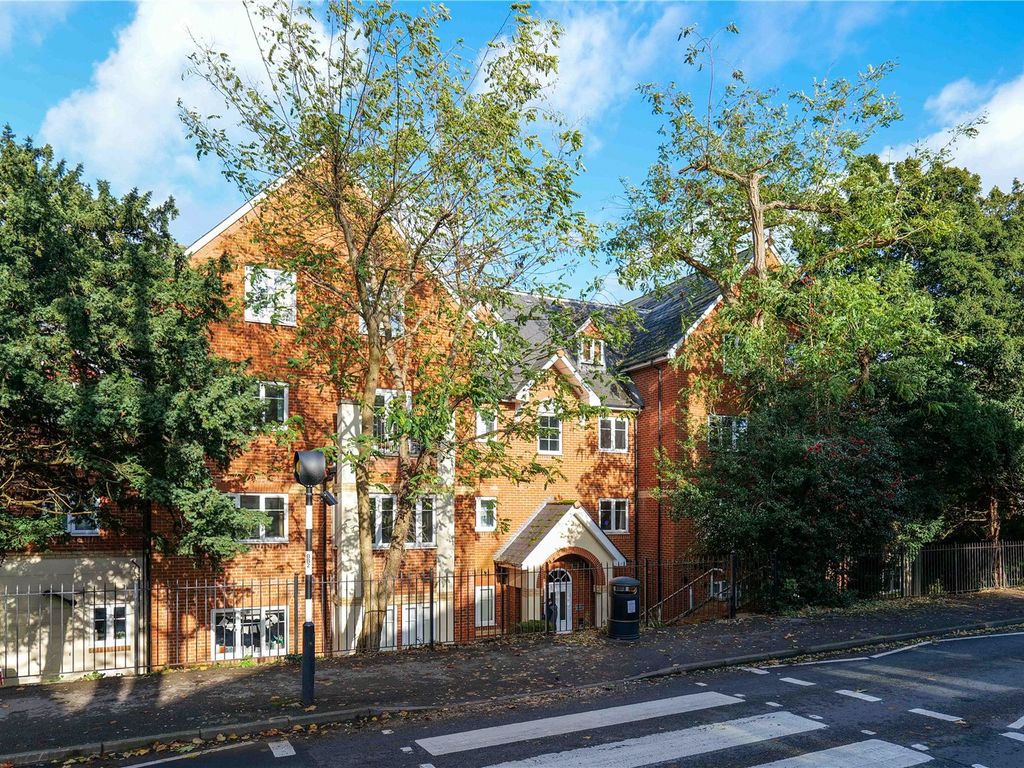 2 bed flat to rent in Connaught Road, Reading, Berkshire RG30, £1,300