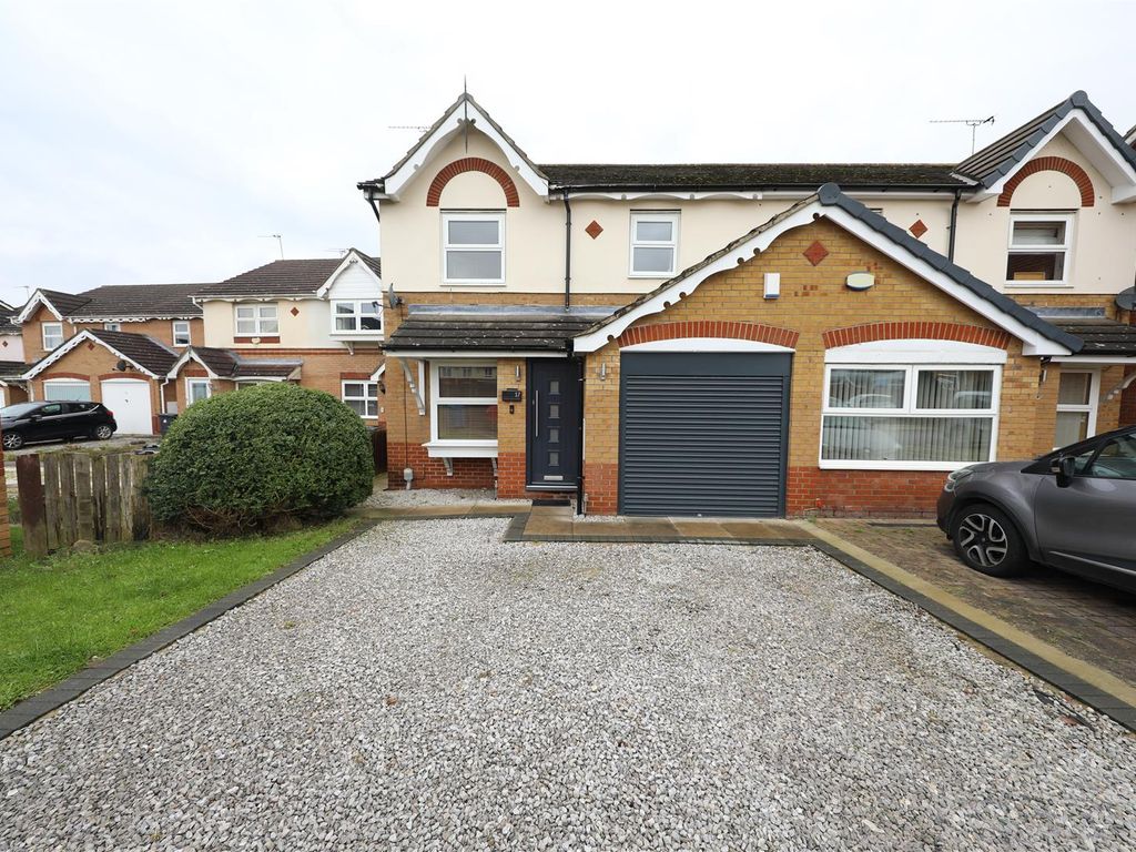 3 bed semidetached house for sale in Harlequin Drive, Kingswood, Hull