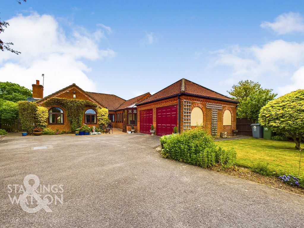 3 bed detached bungalow for sale in Blofield Corner Road, Little