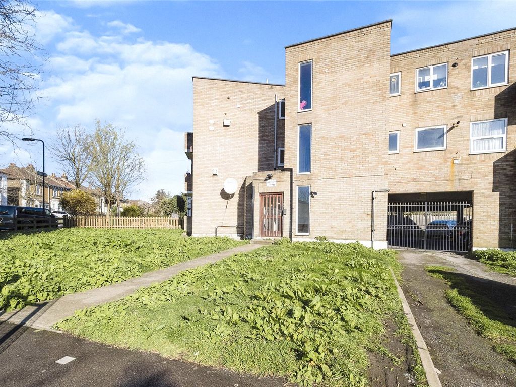 2 bed flat for sale in Wallwood Road, Leytonstone, London E11, £325,000