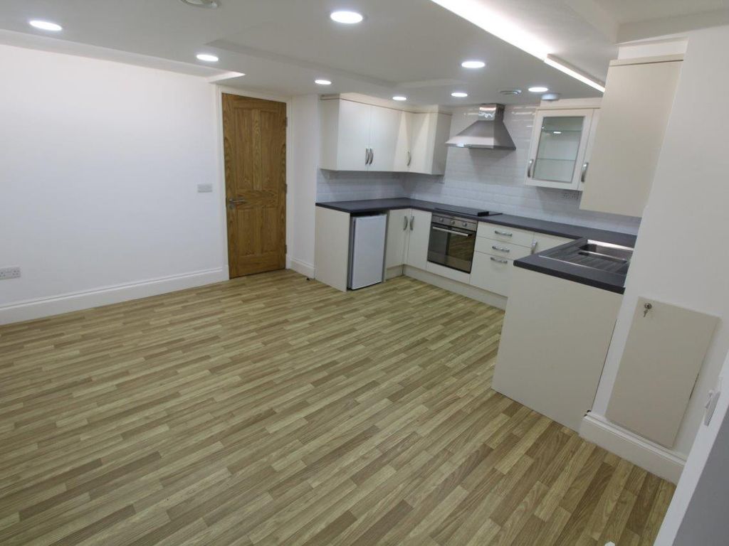 3 bed flat to rent in Bute Street, Luton LU1, £1,300 pcm Zoopla
