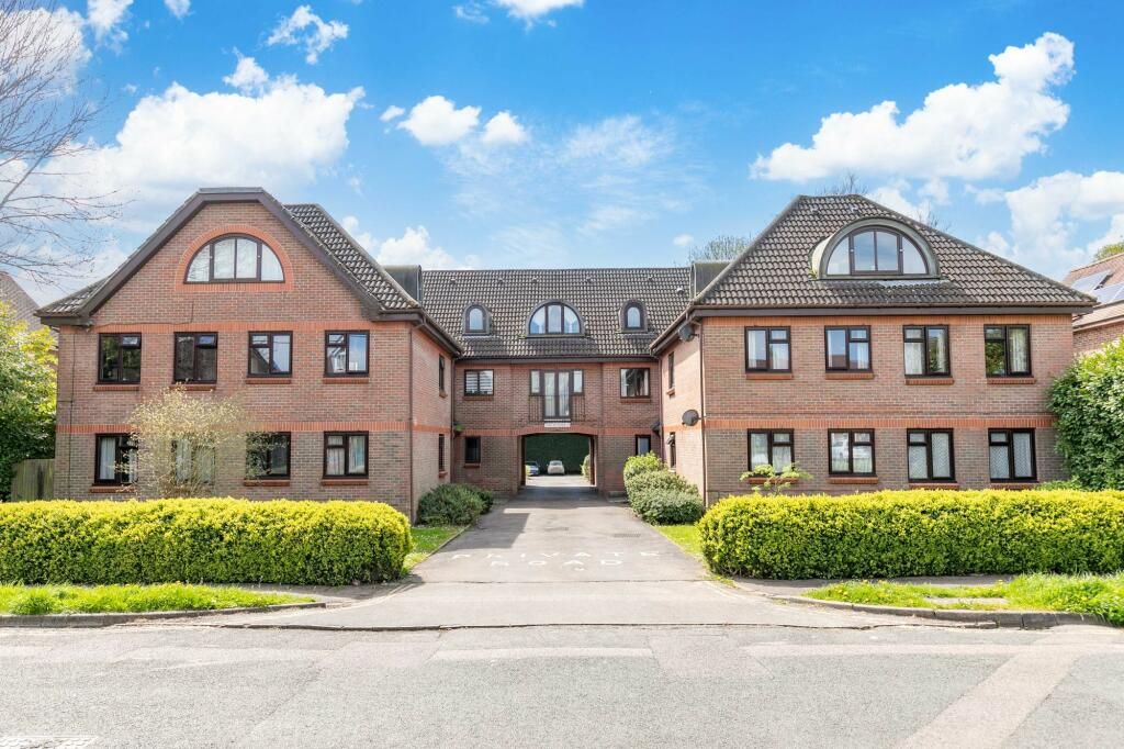 1 bed flat to rent in Perryfield Road, Crawley RH11, £1,050 pcm Zoopla