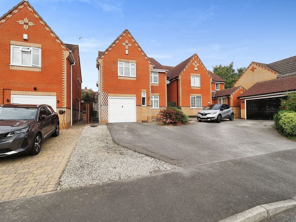 4 bed detached house for sale in Calver Close, Belper DE56, £325,000