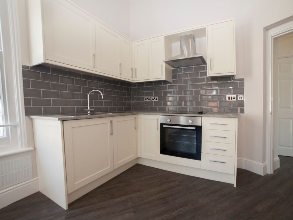 2 bed flat to rent in High Street, Tonbridge TN9, £1,250 pcm Zoopla