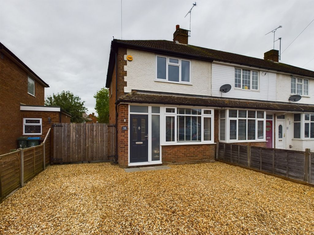 2 bed end terrace house for sale in Cromwell Avenue, Aylesbury HP19, £