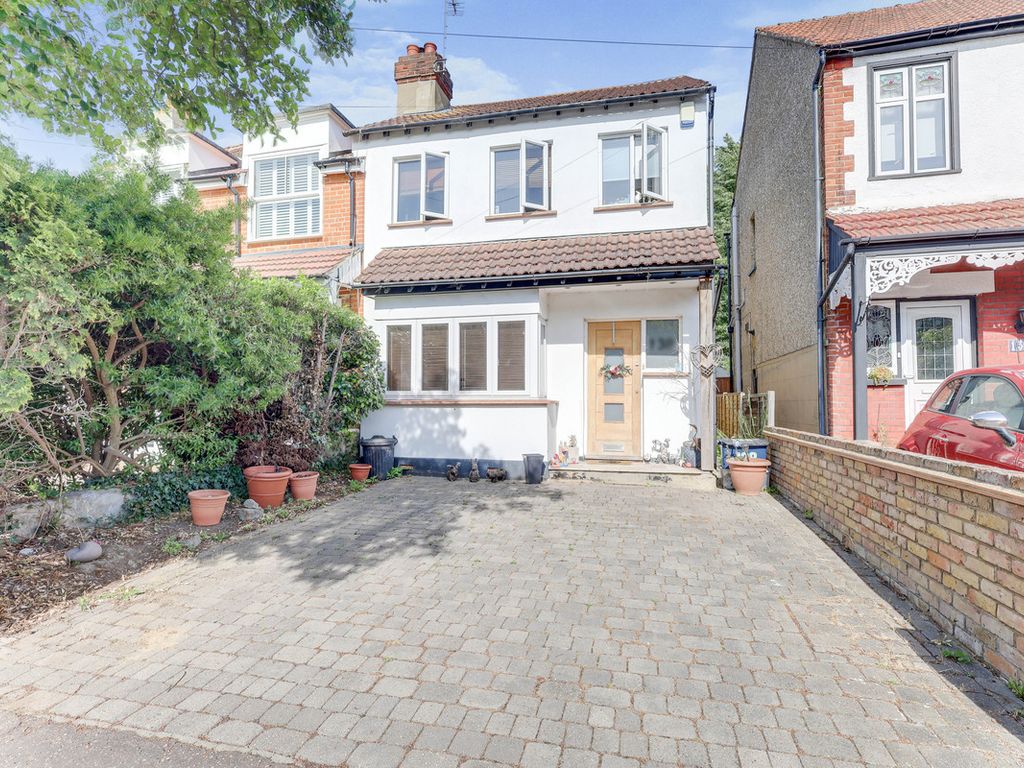3 bed semidetached house for sale in Oakleigh Park Drive, LeighOnSea