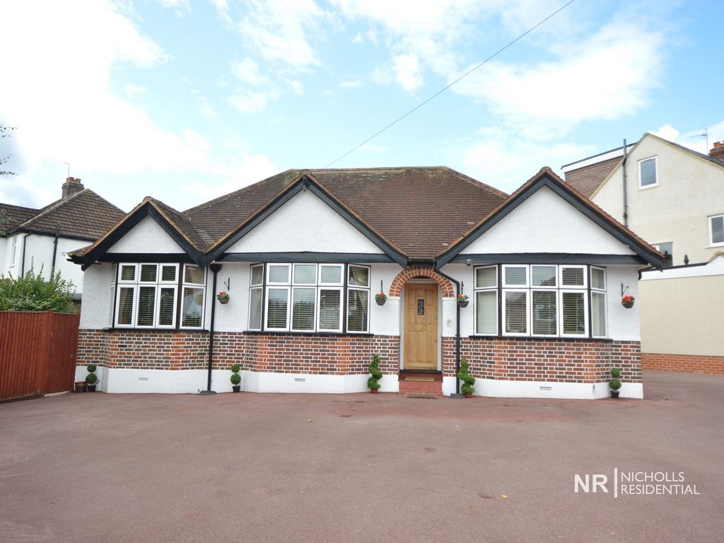3 bed detached bungalow for sale in Somerset Avenue, Chessington